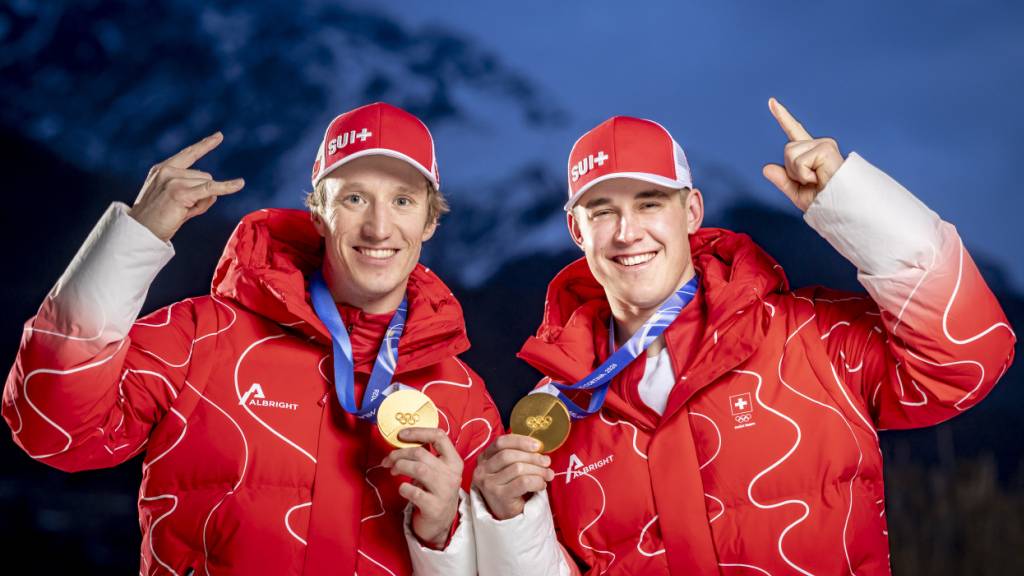 Tanguy Nef (links) und Franjo von Allmen zeigen ihr Team-Gold