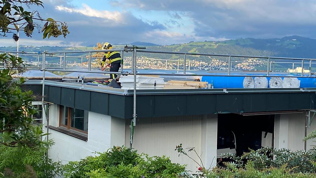 Die Feuerwehr Hünenberg ZG konnten den Brand auf dem Dach eines Mehrfamilienhauses in Hünenberg vollständig löschen. (Zuger Polizei)