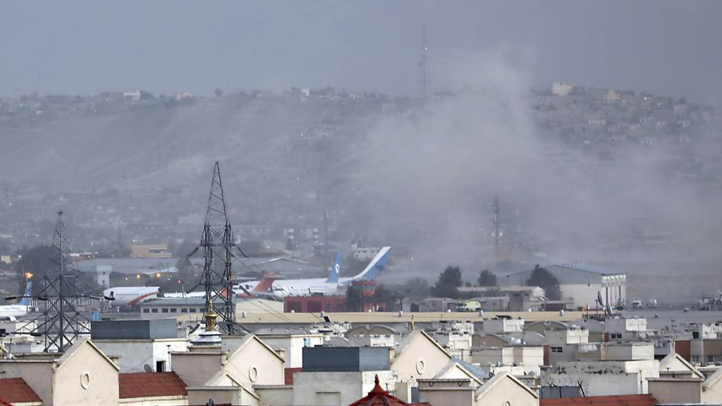 Eine Explosion ereignete sich außerhalb des Kabuler Flughafens, wo Tausende Menschen nach der Machtübernahme der militant-islamistischen Taliban auf der Evakuierung aus Afghanistan zusammengekommen sind. Details zur Explosion sind noch unklar. Foto: Wali Sabawoon/AP/dpa