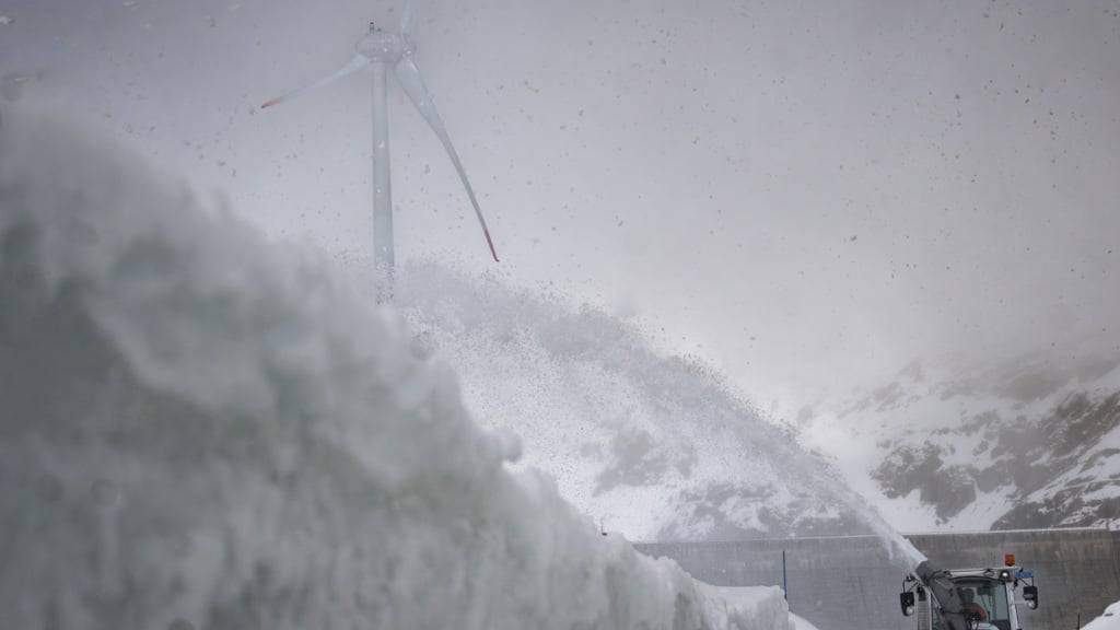 Unter anderem der Gotthardpass war am Samstag wegen Schnee gesperrt. (Archivbild)