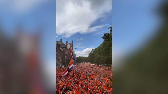 Hamburg im Fussallfieber: 40'000 Oranje-Fans feiern auf der Strasse