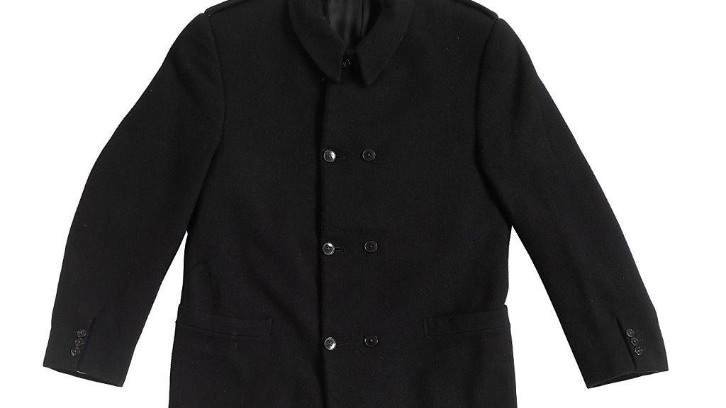 Diese schwarze Jacke, die John Lennon 1965 im Film «Help!» trug, wurde am Samstag im Rahmen der «A Rock & Roll Anthology»-Auktion bei Sotheby's in New York für 50'000 Dollar versteigert.
