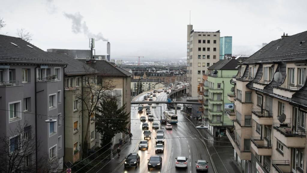 Die Rosengartenstrasse soll fussgängerfreundlicher werden. Das Stadtzürcher Parlament stimmte dem Vorhaben des Stadtrats am Mittwoch zu. (Archivbild)