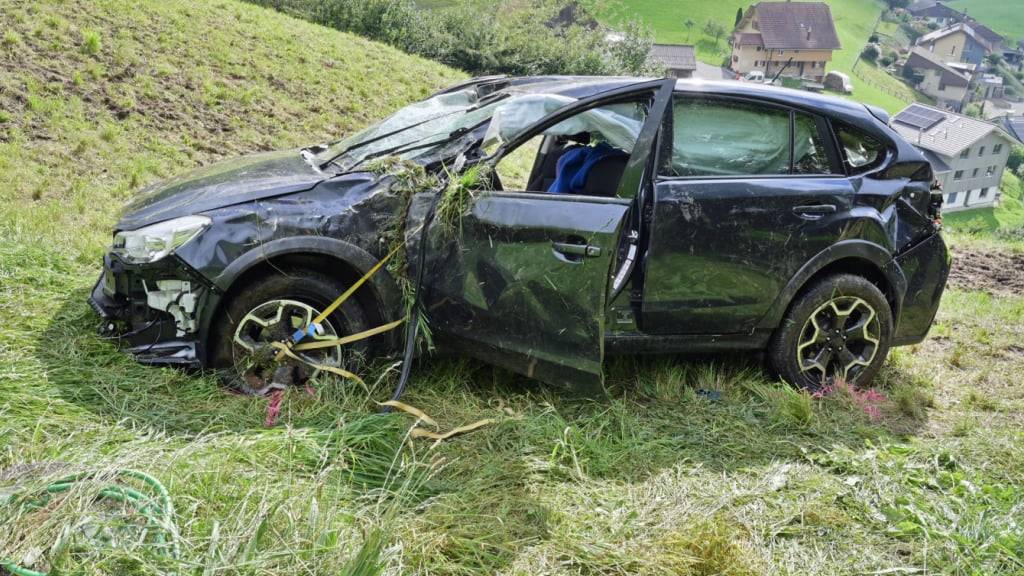 Nach dem Aufprall mit einer Steinblockstützmauer überschlug sich das Auto auf einer herabfallenden Wiese mehrmals.