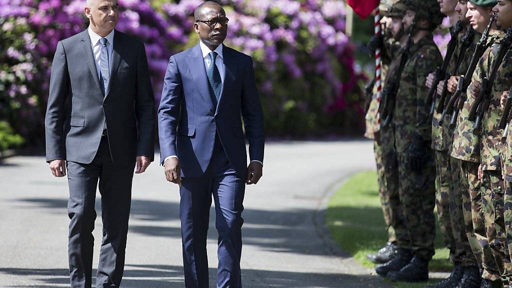 Massgeschneiderte Wahlen für ihn: Benins Präsident Patrice Talon (Mitte) beim Empfang durch Bundespräsident Alain Berset im Mai 2018 in Bern.