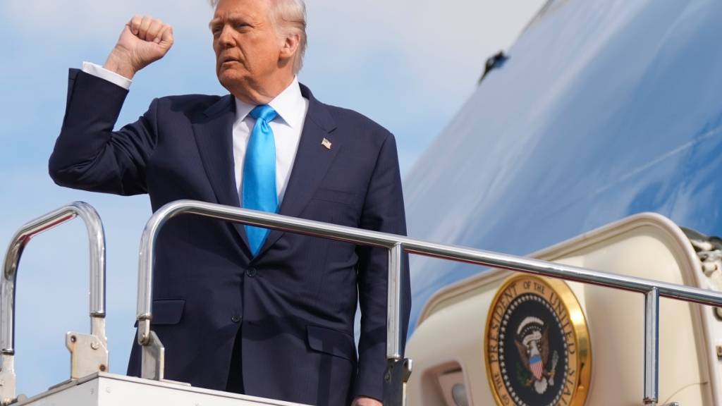 US-Präsident Donald Trump besteigt die Air Force One. Foto: Mark Schiefelbein/AP/dpa