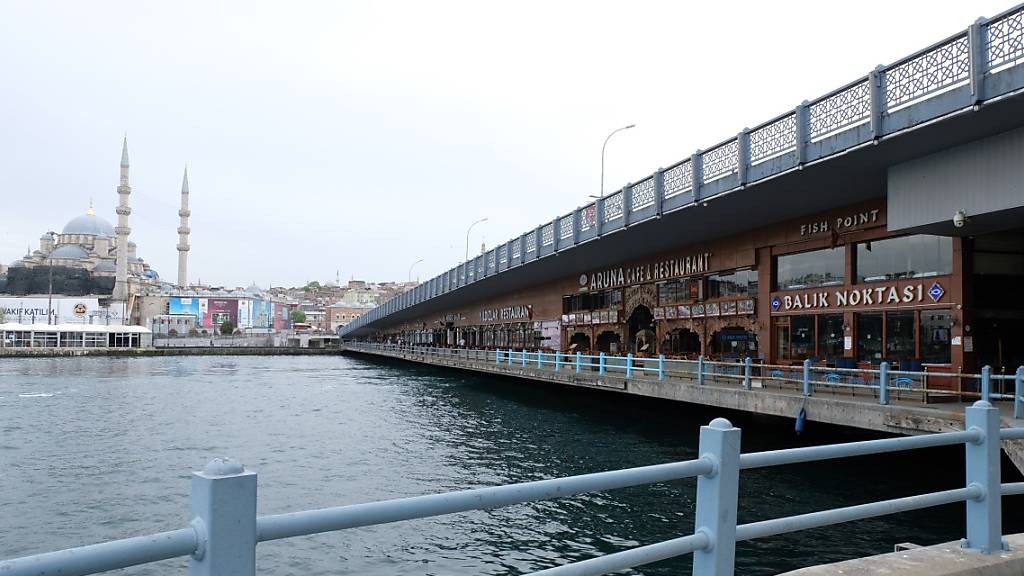 Blick auf Restaurants unter der Galata-Brücke in Istanbul.