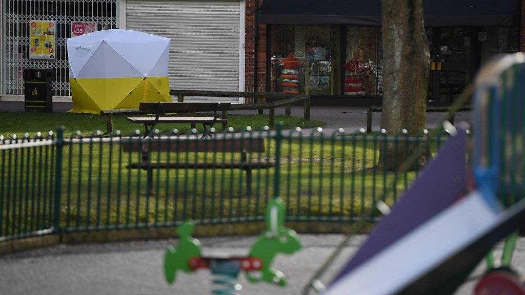 Ein Zelt verdeckt die Parkbank in Salisbury, auf der die beiden Giftopfer bewusstlos gefunden worden waren. Die Chance, dass Skripal und seine Tochter jemals wieder aus dem Koma erwachen, ist sehr klein, sagt eine Verwandte. (Archiv)