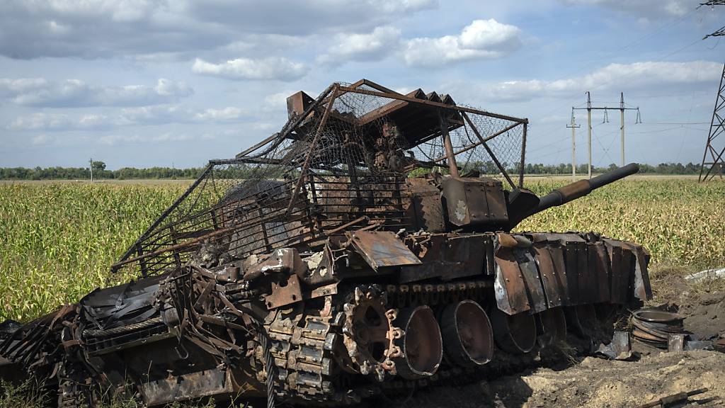 ARCHIV - Ein zerstörter russischer Panzer liegt am Straßenrand. Foto: Uncredited/AP/dpa