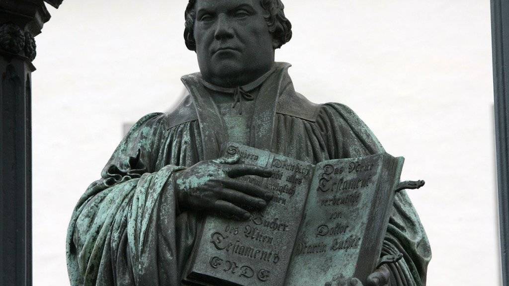 Martin Luther als Bronze-Denkmal auf dem Markt in Wittenberg (Archiv)