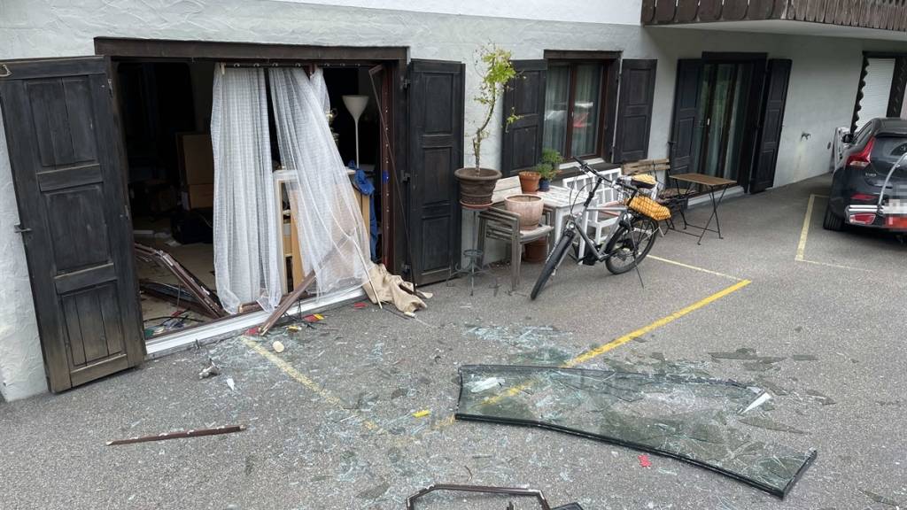 Der 76-jährige Mieter blieb bei der Explosion in seiner Wohnung in Klosters GR unverletzt.