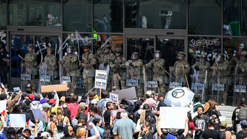 Einheiten der Nationalgarde stehen protestierenden Menschen in Downtown Los Angeles gegenüber. Foto: Maximilian Haupt/dpa