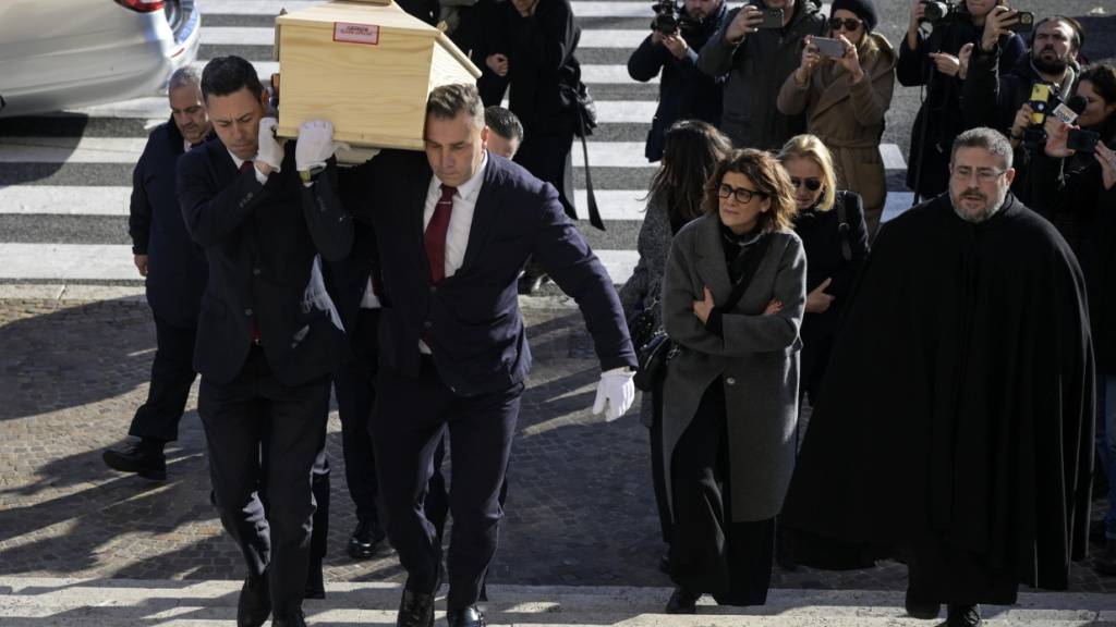 In Rom fand am Mittwoch die Beerdigung eines Opfers des Brandes von Crans-Montana statt.