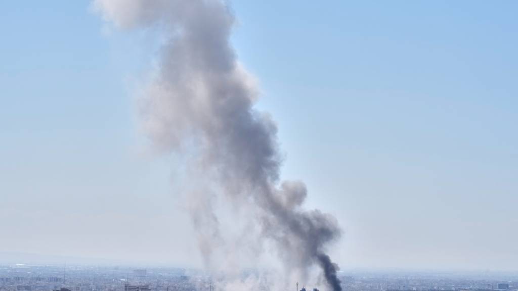 ARCHIV - Eine Rauchwolke steigt nach einer Explosion in Teheran auf. Foto: Vahid Salemi/AP/dpa/Symbolbild