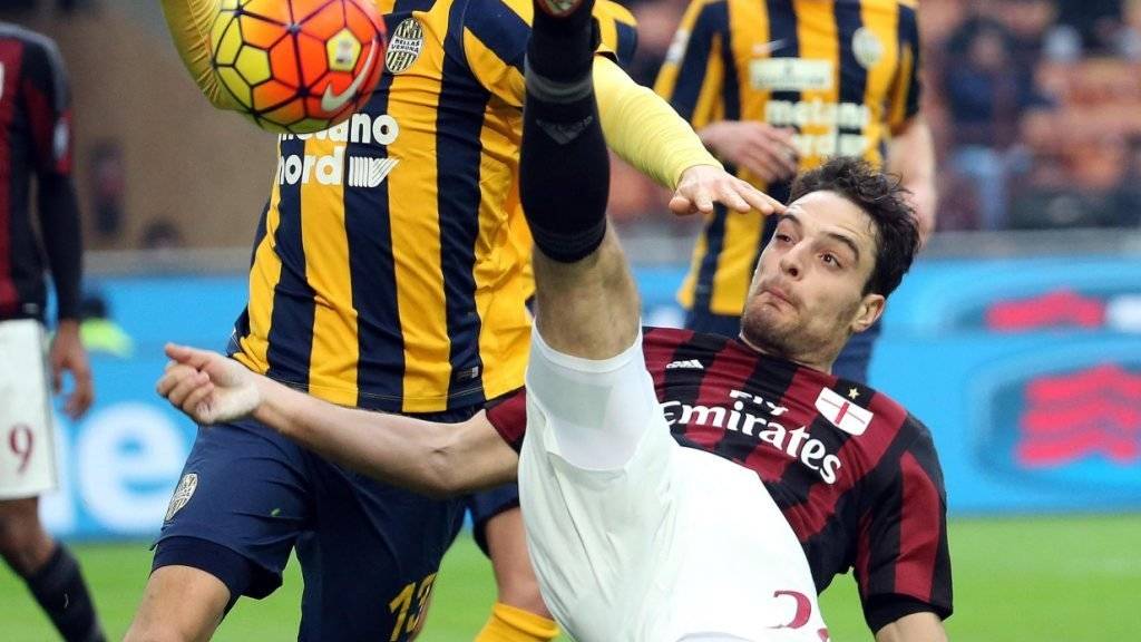 Hoch das Bein: Milans Bonaventura mit einer Abwehraktion gegen Veronas Wszolek