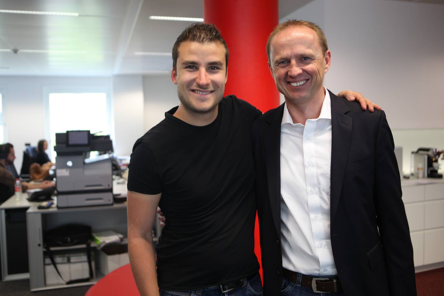 Kurt Betschart, technischer Direktor der Tour de Suisse (rechts) mit Radio Pilatus-Moderator Marco Zibung.