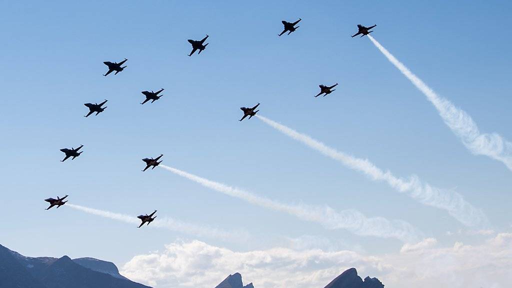 Die Piloten der Schweizer Luftwaffe demonstrierten am Mittwoch auf der Axalp im Berner Oberland ihr Können. Der Anlass lockt jedes Jahr tausende Zuschauer an.
