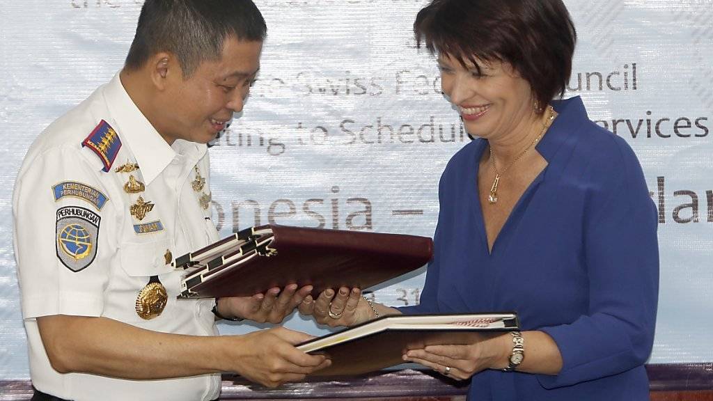 Bundesrätin Doris Leuthard und der indonesische Transportminister Ignasius Jonan haben ein neues Luftverkehrsabkommen unterzeichnet.