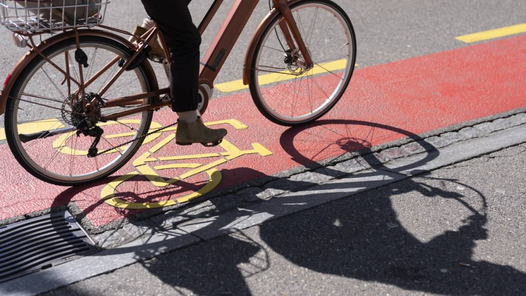 Eine 86-jährige Frau stürzte am Freitagnachmittag in Siebnen SZ aus bislang ungeklärten Gründen mit ihrem E-Bike. (Symbolbild)