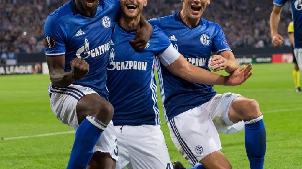 Breel Embolo (links) freut sich mit seinen Teamkollegen über den 3:1-Heimsieg von Schalke gegen Salzburg