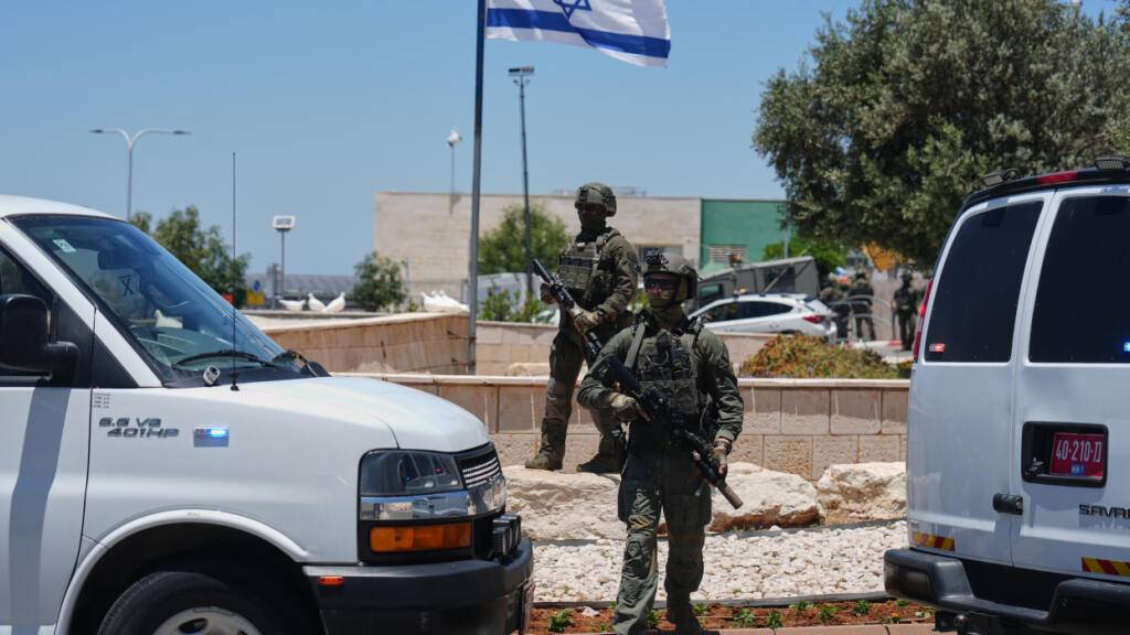 Israelische Sicherheitskräfte stehen am Tatort, nach einer Serie von Schusswaffenangriffen. Foto: Ariel Schalit/AP/dpa