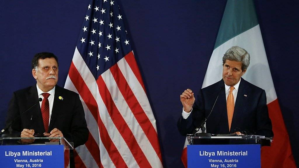 Libyens Ministerpräsident Sarradsch und US-Aussenminister Kerry vor den Medien in Wien.