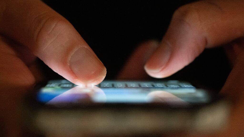 ILLUSTRATION - Eine Frau tippt auf einem Smartphone. (zu dpa: «Kinderpornografie: EU-Parlament stimmt gegen «Chatkontrolle»») Foto: Sebastian Kahnert/dpa
