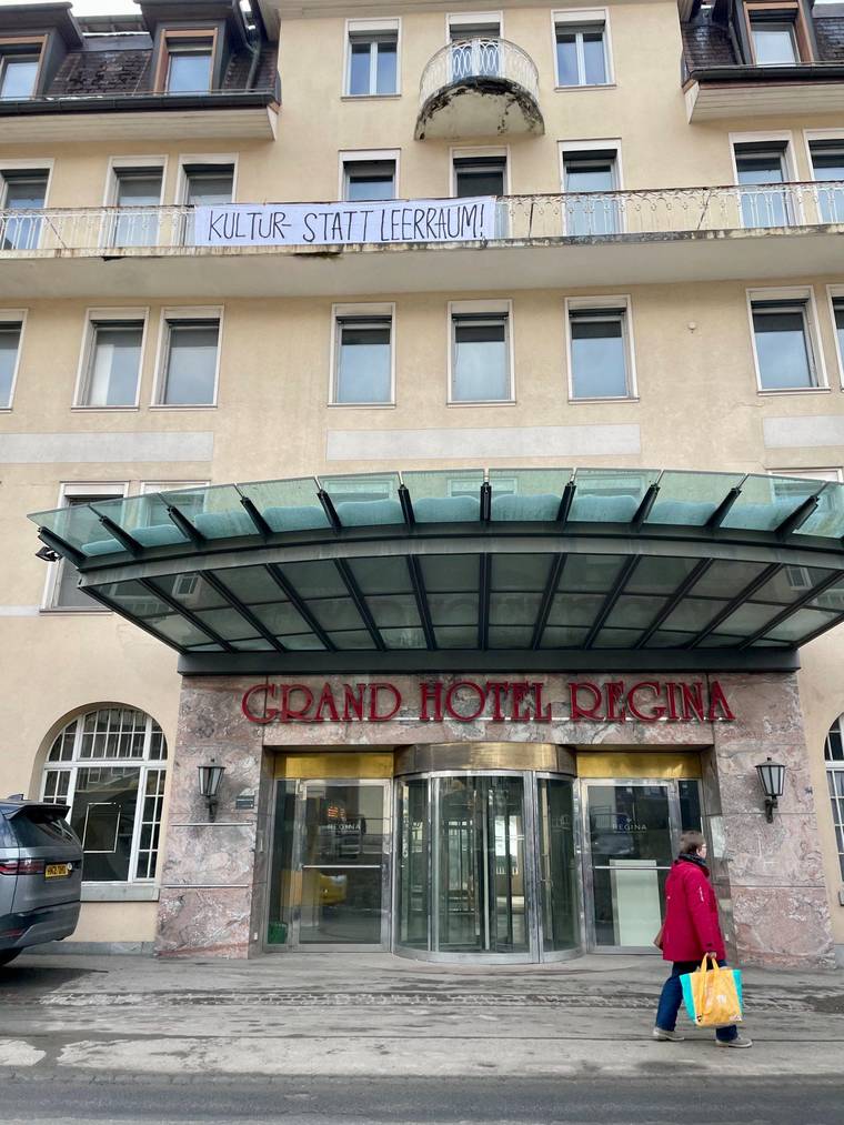 Der Leerstand des Hotels bezeichnet das Kollektiv «Fang den Fisch» angesichts des knappen Wohnraums in Grindelwald als «unverständlich».