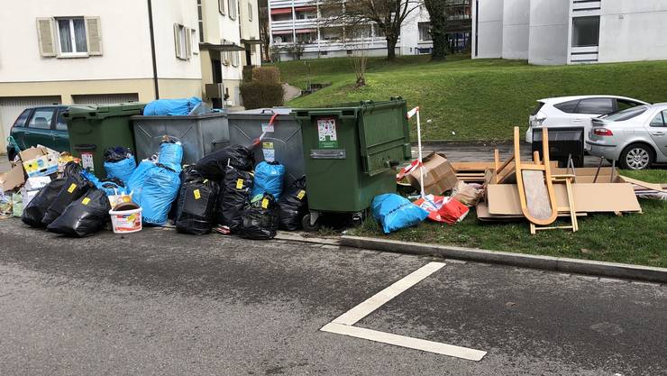 Abfallsünder bedrohen die Abwarte und beschimpfen das