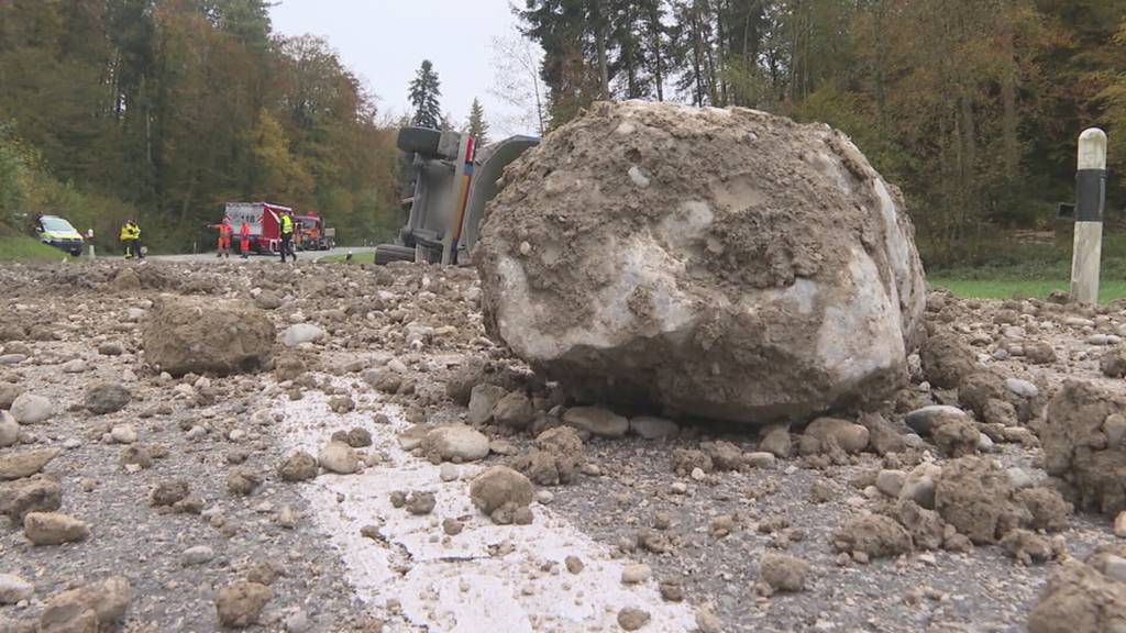 Umgekippt: Lastwagen verliert in Rottenschwil tonnenweise Kies