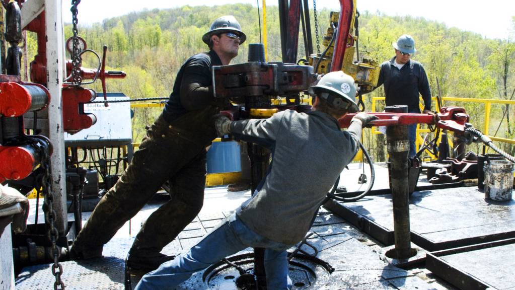 Arbeiter an einem Bohrloch bei einer Erdgas-Quelle in der Nähe von Burlington im US-Bundesstaat Pennsylvania. (Archivbild)