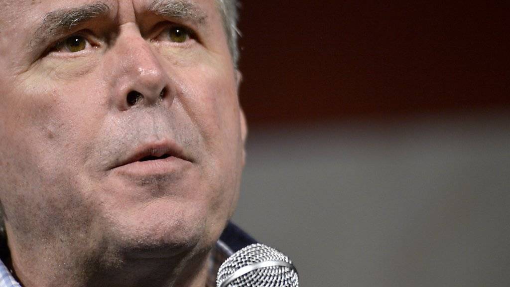 Präsidentschaftsbewerber Jeb Bush bringt eine Pistole in den Wahlkampf ein.