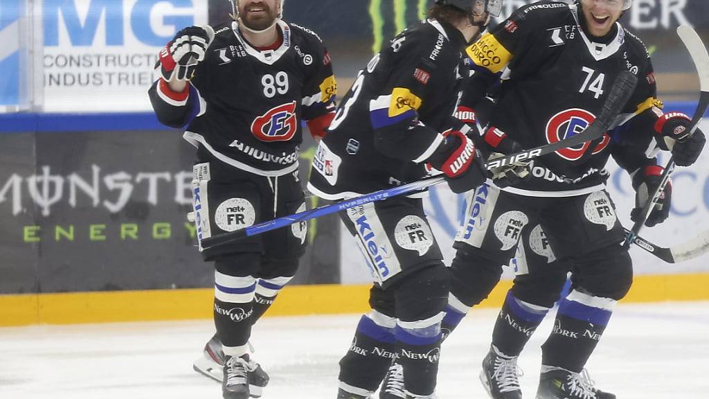 Oldie als Siegtorschütze: Andrej Bykow (ganz links) schoss Fribourg-Gottéron im letzten Drittel zum 2:1-Sieg gegen Lausanne