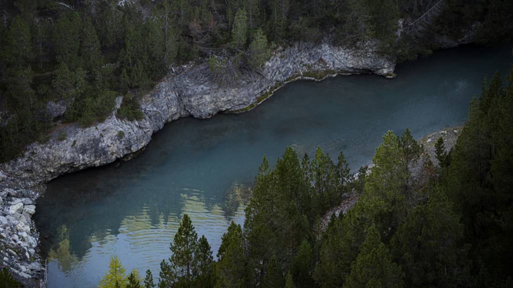 Der Fluss Spöl muss auf mehreren Kilometern von giftigen Chemikalien gereinigt werden. Hier im Bild die Sektion unterhalb der Staumauer Punt dal Gall der Engadiner Kraftwerke. (Archivbild)