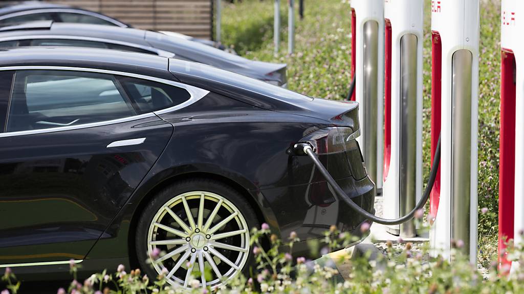 Der Zuger Kantonsrat hat in seiner Session am Mittwoch darüber debattiert, ob grosse Elektroautos in den Genuss einer Steuerermässigung kommen sollen oder nicht. (Symbolbild)