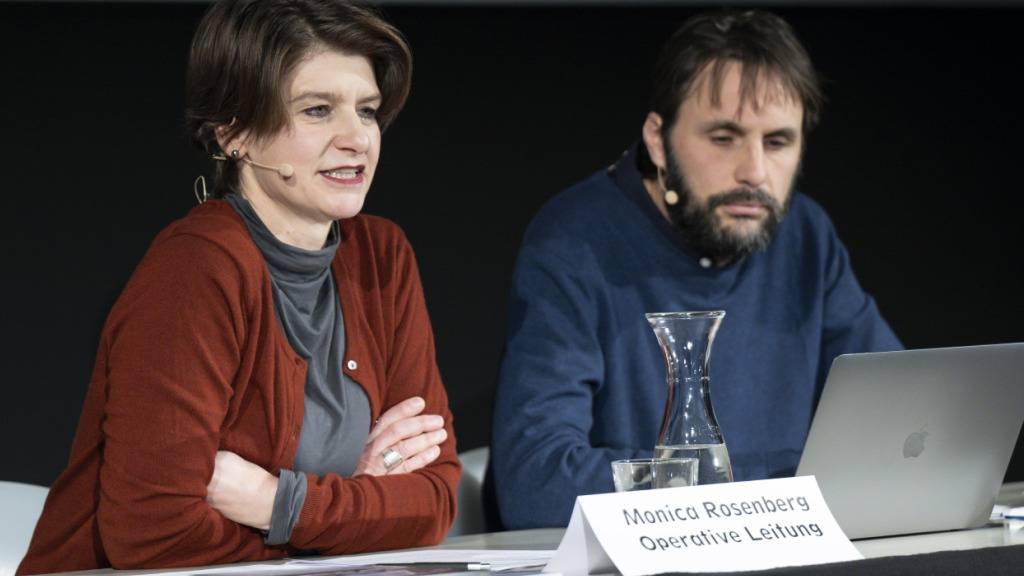 Niccolò Castelli, künstlerischer Leiter der Solothurner Filmtage (r.), und Monica Rosenberg, operative Leiterin (l.), haben am Mittwoch das Programm der 61. Ausgabe vorgestellt. Demnach erwarten das Publikum Filme, die sich von den Zuschreibungen «gut» und «böse» lösen. (Archivbild)