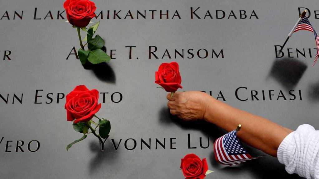Im Gedenken an die Terroranschläge auf das World Trade Center vom 11. September 2001 in New York zieren Rosen die Gedenktafeln für die Verstorbenen.