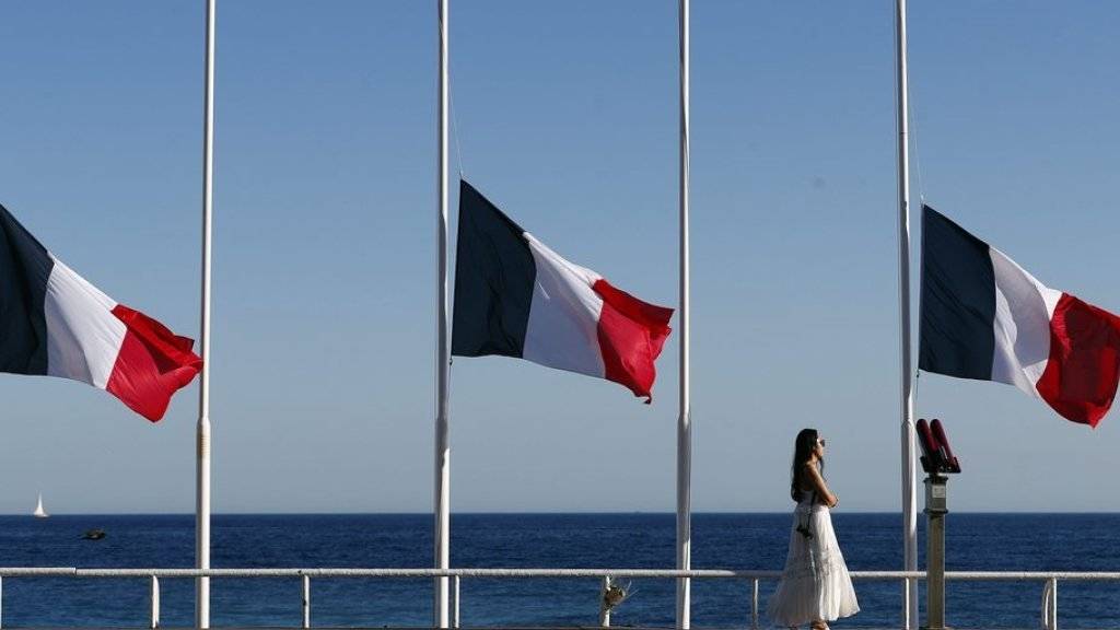 Nach dem Attentat von Nizza wehen die französischen Flaggen an der Promenade des Anglais, wo der Attentäter in eine feiernde Menge gerast war, auf Halbmast. Unterdessen wurde der Tod einer weiteren Person aus der Schweiz bestätigt.