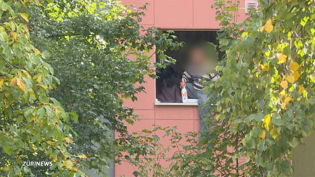 Mann droht sein Kind vom Balkon zu werfen