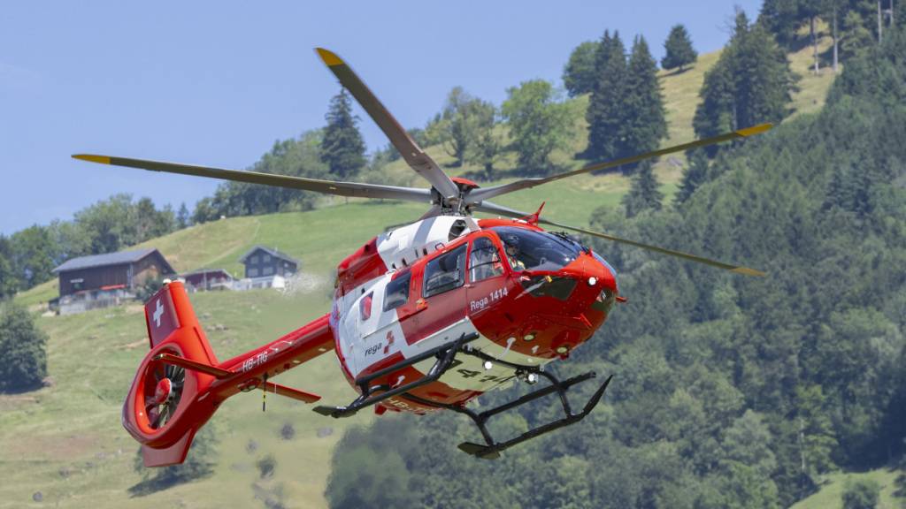Die Rega flog am Dienstagabend ein knapp zweijähriges Mädchen in kritischem Zustand von Gontenbad AI ins Spital. (Symbolbild)