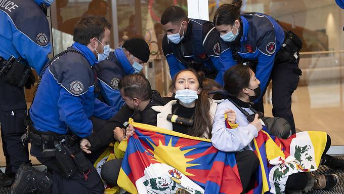 Pro-Tibet-Aktivisten ketten sich am IOC-Sitz in Lausanne an