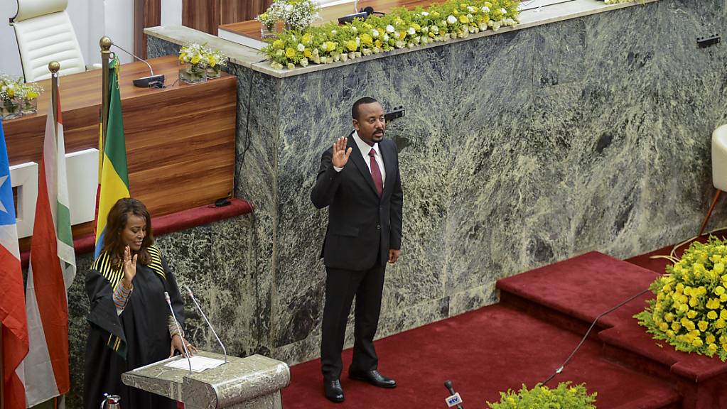 Abiy Ahmed (M), Ministerpräsident von Äthiopien, wird im Volksrepräsentantenhaus für eine zweite fünfjährige Amtszeit vereidigt. UN-Generalsekretär António Guterres hat angesichts der schweren Hungersnot und politischen in dem Land den Ton gegenüber Äthiopiens Ministerpräsidenten verschärft. Foto: Uncredited/AP/dpa