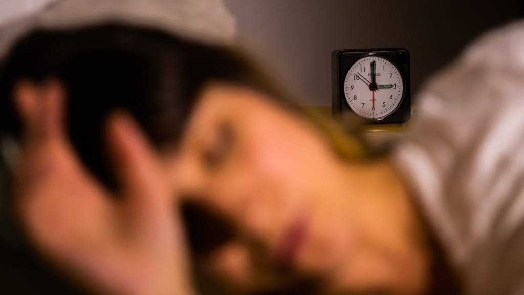 Unregelmässige Schlafzeiten und Alkohol können eine unterschätzte Form nächtlicher Atemaussetzer verstärken. Dafür gibt es jetzt auch einen Fachbegriff:  «Social Apnea», die soziale Schlafapnoe. (Themenbild)