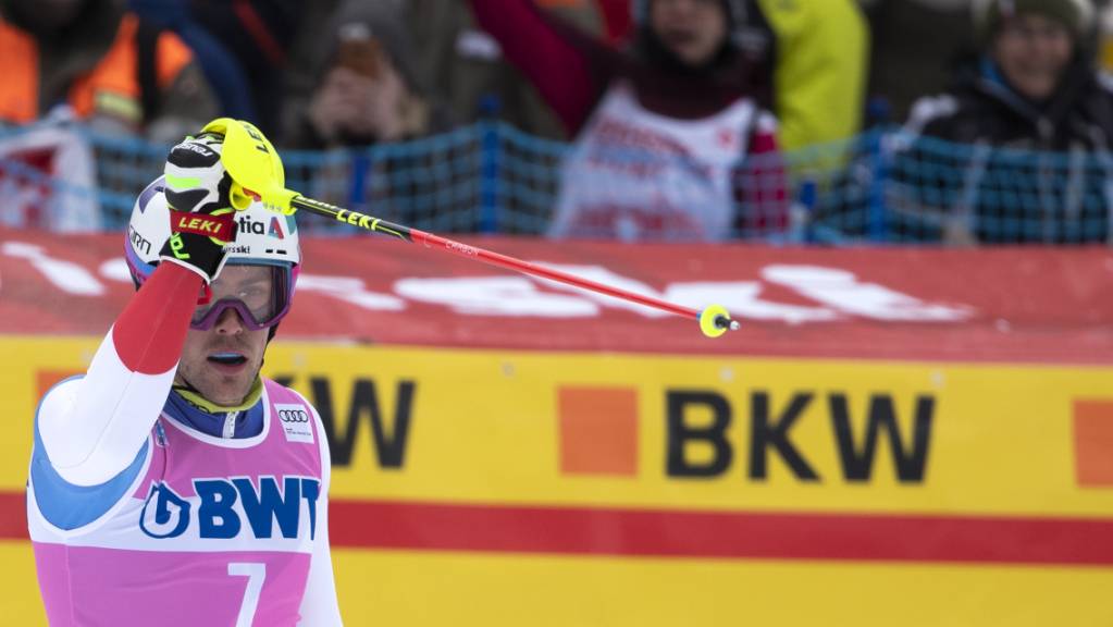 Daniel Yule jubelt nach seinem gelungenen zweiten Lauf im Slalom in Wengen