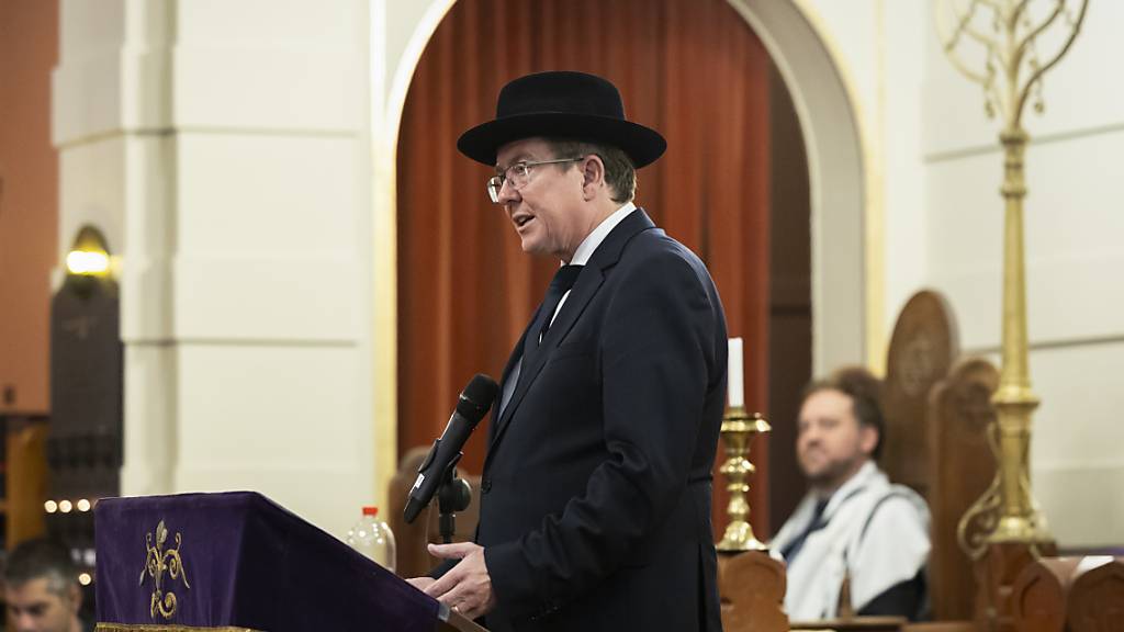 Bundesrat Albert Rösti spricht während einer Gedenkveranstaltung für die Opfer der Terrorangriffe der Hamas auf Israel in der Synagoge am Montagabend in Bern.
