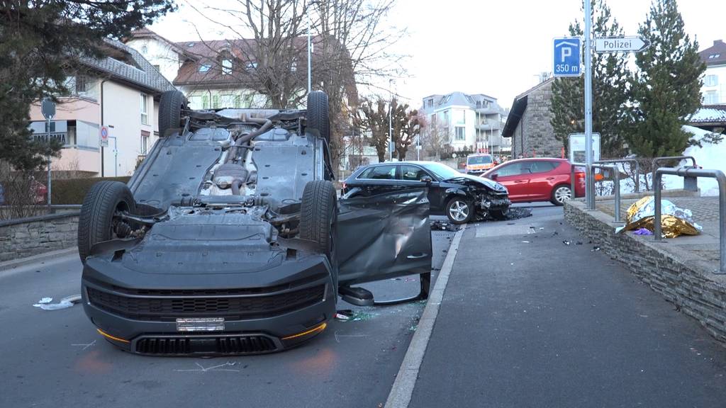 Auto landet nach Unfall auf dem Dach – Lenker im Spital