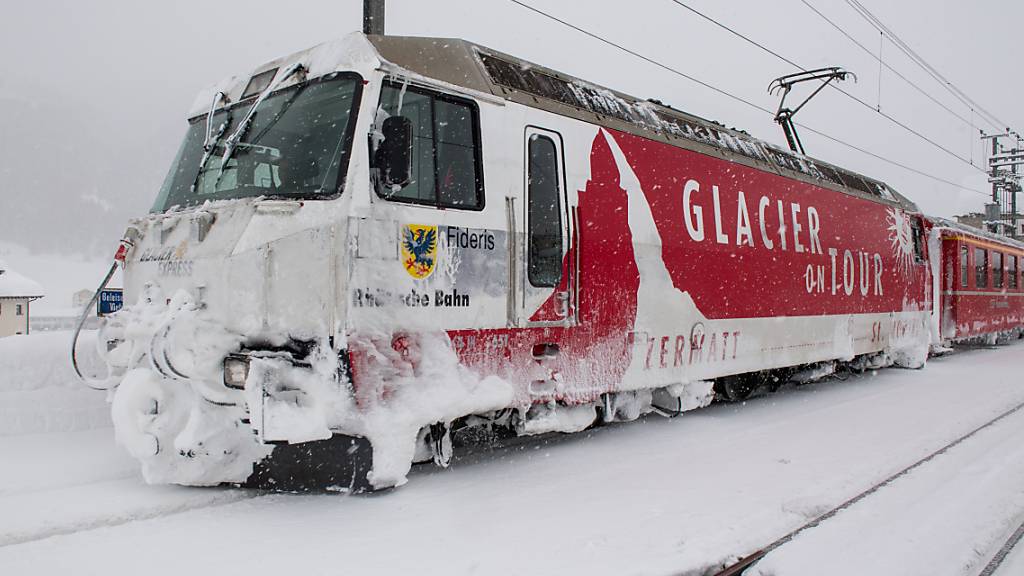Der starke Schneefall führte am Samstagmorgen zu zahlreichen Unterbrüchen auf dem Netz der Räthischen Bahn im Kanton Graubünden. (Archivbild)