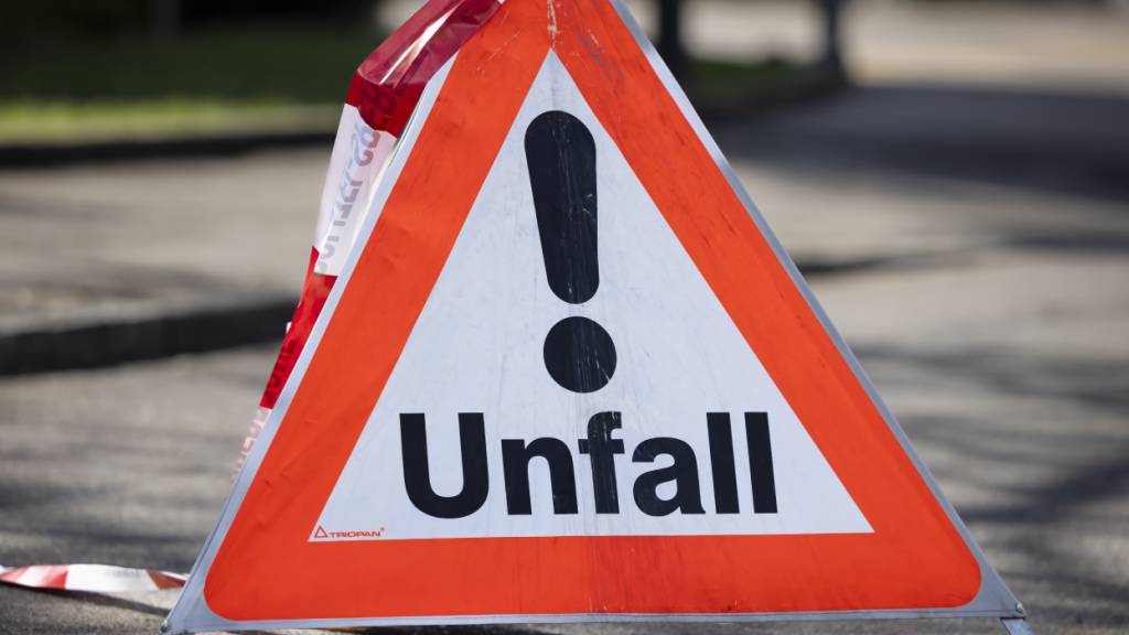 Ein 29-jähriger Autofahrer ist am Freitagmorgen in Bassersdorf nach einem Überholmanöver verunfallt. (Symbolbild)