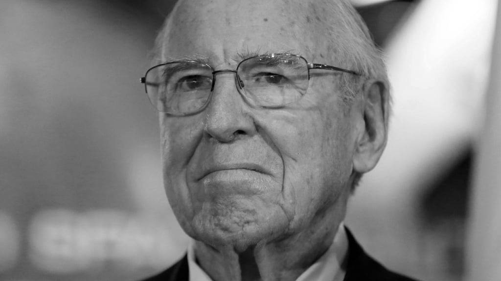 ARCHIV - Der ehemalige Austronaut James A. Lovell, Jr., nimmt an der Veranstaltung «Christmas Eve Broadcast to Earth» zum 45. Jahrestag von Apollo 8 im Museum of Science and Industry in Chicago teil. Foto: Kamil Krzaczynski/FR136454 AP/AP/dpa/Archiv