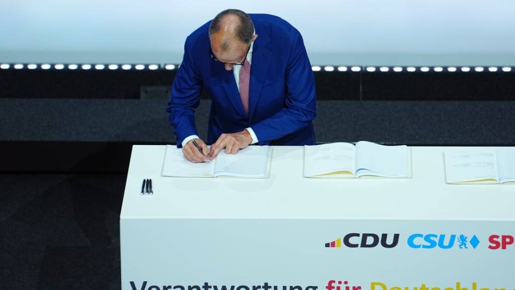 dpatopbilder - Der CDU-Vorsitzende und Kanzlerkandidat Friedrich Merz unterzeichnet den Koalitionsvertrag von CDU, CSU und SPD. Foto: Kay Nietfeld/dpa